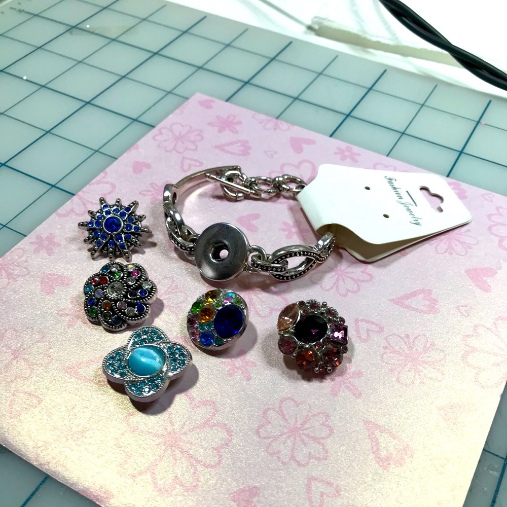 Snapzz  Bracelet w/5 Snap on Jewels